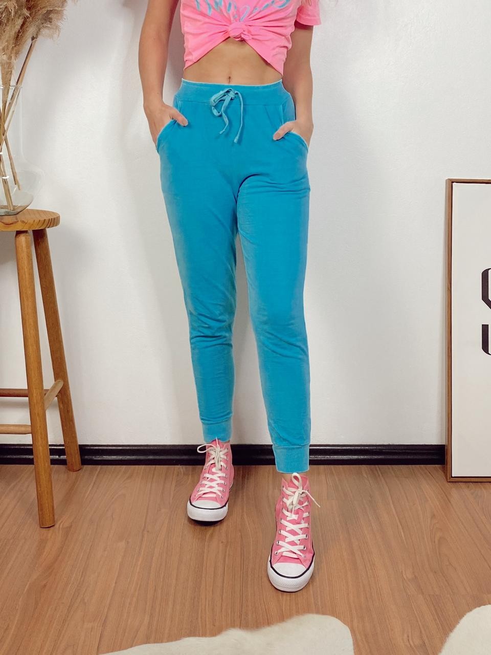 calça jogger azul feminina